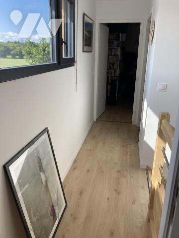 Proche toutes commodités confortable maison contemporaine sur terrain clos d'environ 320 m²