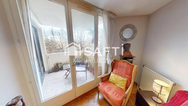 RARE À POISSY – 96 m² lumineux, 3 chambres, terrasse, parking, cave, à deux pas de la gare.