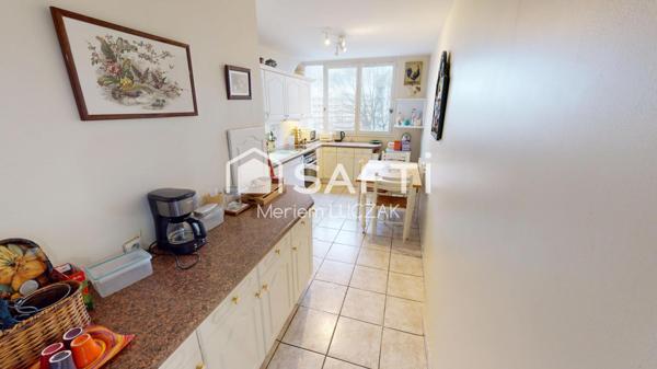 RARE À POISSY – 96 m² lumineux, 3 chambres, terrasse, parking, cave, à deux pas de la gare.