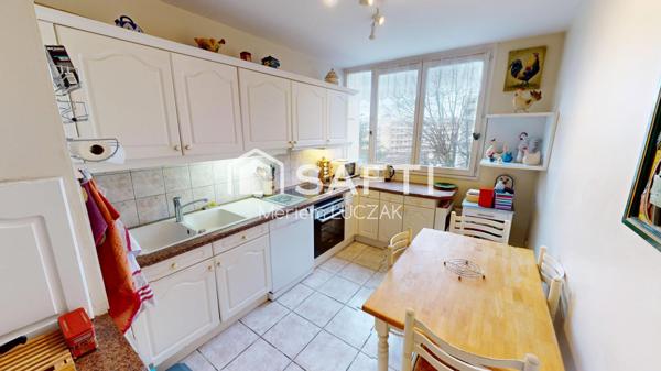 RARE À POISSY – 96 m² lumineux, 3 chambres, terrasse, parking, cave, à deux pas de la gare.