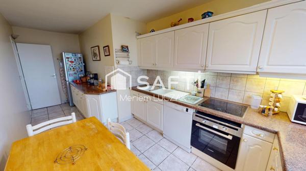 RARE À POISSY – 96 m² lumineux, 3 chambres, terrasse, parking, cave, à deux pas de la gare.