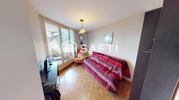 RARE À POISSY – 96 m² lumineux, 3 chambres, terrasse, parking, cave, à deux pas de la gare.