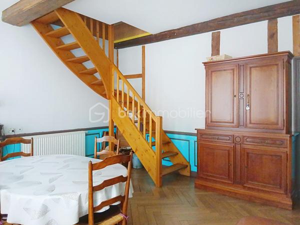 SEURRE centre – Emplacement idéal, à deux pas des commodités

Laissez-vous séduire par cet appartement de caractère situé au 1er étage d’une petite copropriété.

Dès l’entrée, vous découvrirez une cuisine aménagée ainsi qu'un séjour lumineux avec parquet massif et cheminée insert, idéal pour des moments chaleureux. 

Côté nuit, l’appartement offre deux grandes chambres (16m² et 24m²) avec une belle vue sur la Saône, ainsi qu’une salle de douche et des WC indépendants.

À l’étage, un bureau vient s’ajouter, parfait pour le télétravail ou un espace détente, avec un accès au grenier offrant un fort potentiel d’aménagement selon vos envies.

Les plus de cet appartement:
- Chaudière gaz récente (gaz de ville)
- Tout-à-l’égout
- Grande cour commune
- 2 garages

Un bien plein de charme et de possibilités, idéal pour les amoureux de l’ancien !

Contactez-moi dès maintenant pour plus d’informations ou pour organiser une visite