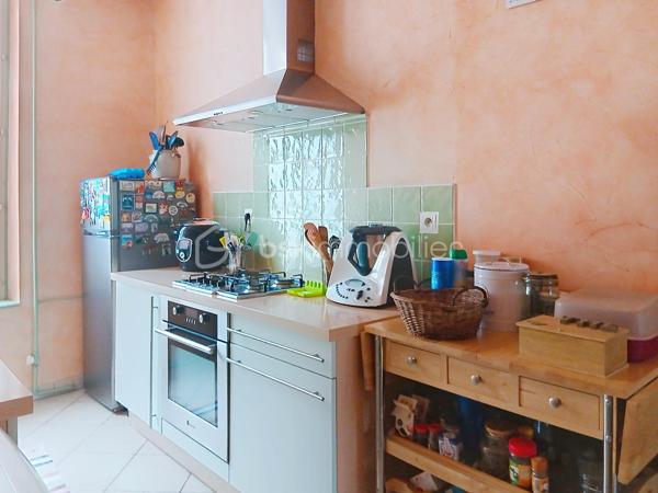 SEURRE centre – Emplacement idéal, à deux pas des commodités

Laissez-vous séduire par cet appartement de caractère situé au 1er étage d’une petite copropriété.

Dès l’entrée, vous découvrirez une cuisine aménagée ainsi qu'un séjour lumineux avec parquet massif et cheminée insert, idéal pour des moments chaleureux. 

Côté nuit, l’appartement offre deux grandes chambres (16m² et 24m²) avec une belle vue sur la Saône, ainsi qu’une salle de douche et des WC indépendants.

À l’étage, un bureau vient s’ajouter, parfait pour le télétravail ou un espace détente, avec un accès au grenier offrant un fort potentiel d’aménagement selon vos envies.

Les plus de cet appartement:
- Chaudière gaz récente (gaz de ville)
- Tout-à-l’égout
- Grande cour commune
- 2 garages

Un bien plein de charme et de possibilités, idéal pour les amoureux de l’ancien !

Contactez-moi dès maintenant pour plus d’informations ou pour organiser une visite