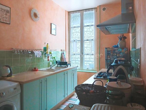 SEURRE centre – Emplacement idéal, à deux pas des commodités

Laissez-vous séduire par cet appartement de caractère situé au 1er étage d’une petite copropriété.

Dès l’entrée, vous découvrirez une cuisine aménagée ainsi qu'un séjour lumineux avec parquet massif et cheminée insert, idéal pour des moments chaleureux. 

Côté nuit, l’appartement offre deux grandes chambres (16m² et 24m²) avec une belle vue sur la Saône, ainsi qu’une salle de douche et des WC indépendants.

À l’étage, un bureau vient s’ajouter, parfait pour le télétravail ou un espace détente, avec un accès au grenier offrant un fort potentiel d’aménagement selon vos envies.

Les plus de cet appartement:
- Chaudière gaz récente (gaz de ville)
- Tout-à-l’égout
- Grande cour commune
- 2 garages

Un bien plein de charme et de possibilités, idéal pour les amoureux de l’ancien !

Contactez-moi dès maintenant pour plus d’informations ou pour organiser une visite