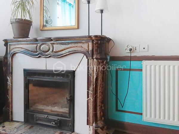 SEURRE centre – Emplacement idéal, à deux pas des commodités

Laissez-vous séduire par cet appartement de caractère situé au 1er étage d’une petite copropriété.

Dès l’entrée, vous découvrirez une cuisine aménagée ainsi qu'un séjour lumineux avec parquet massif et cheminée insert, idéal pour des moments chaleureux. 

Côté nuit, l’appartement offre deux grandes chambres (16m² et 24m²) avec une belle vue sur la Saône, ainsi qu’une salle de douche et des WC indépendants.

À l’étage, un bureau vient s’ajouter, parfait pour le télétravail ou un espace détente, avec un accès au grenier offrant un fort potentiel d’aménagement selon vos envies.

Les plus de cet appartement:
- Chaudière gaz récente (gaz de ville)
- Tout-à-l’égout
- Grande cour commune
- 2 garages

Un bien plein de charme et de possibilités, idéal pour les amoureux de l’ancien !

Contactez-moi dès maintenant pour plus d’informations ou pour organiser une visite