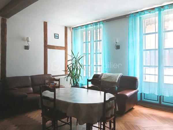 SEURRE centre – Emplacement idéal, à deux pas des commodités

Laissez-vous séduire par cet appartement de caractère situé au 1er étage d’une petite copropriété.

Dès l’entrée, vous découvrirez une cuisine aménagée ainsi qu'un séjour lumineux avec parquet massif et cheminée insert, idéal pour des moments chaleureux. 

Côté nuit, l’appartement offre deux grandes chambres (16m² et 24m²) avec une belle vue sur la Saône, ainsi qu’une salle de douche et des WC indépendants.

À l’étage, un bureau vient s’ajouter, parfait pour le télétravail ou un espace détente, avec un accès au grenier offrant un fort potentiel d’aménagement selon vos envies.

Les plus de cet appartement:
- Chaudière gaz récente (gaz de ville)
- Tout-à-l’égout
- Grande cour commune
- 2 garages

Un bien plein de charme et de possibilités, idéal pour les amoureux de l’ancien !

Contactez-moi dès maintenant pour plus d’informations ou pour organiser une visite