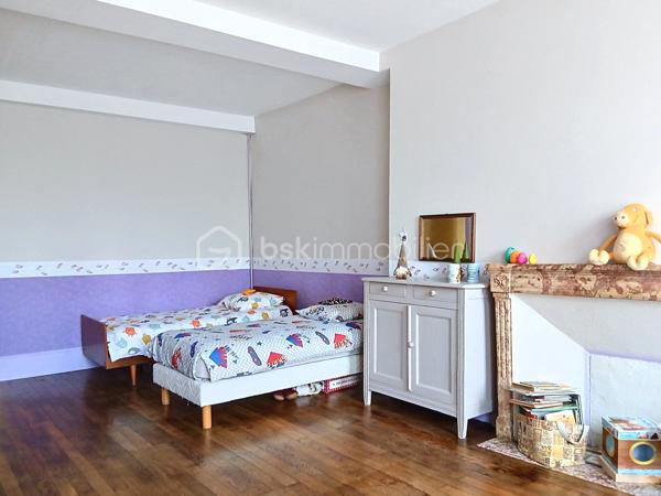 SEURRE centre – Emplacement idéal, à deux pas des commodités

Laissez-vous séduire par cet appartement de caractère situé au 1er étage d’une petite copropriété.

Dès l’entrée, vous découvrirez une cuisine aménagée ainsi qu'un séjour lumineux avec parquet massif et cheminée insert, idéal pour des moments chaleureux. 

Côté nuit, l’appartement offre deux grandes chambres (16m² et 24m²) avec une belle vue sur la Saône, ainsi qu’une salle de douche et des WC indépendants.

À l’étage, un bureau vient s’ajouter, parfait pour le télétravail ou un espace détente, avec un accès au grenier offrant un fort potentiel d’aménagement selon vos envies.

Les plus de cet appartement:
- Chaudière gaz récente (gaz de ville)
- Tout-à-l’égout
- Grande cour commune
- 2 garages

Un bien plein de charme et de possibilités, idéal pour les amoureux de l’ancien !

Contactez-moi dès maintenant pour plus d’informations ou pour organiser une visite