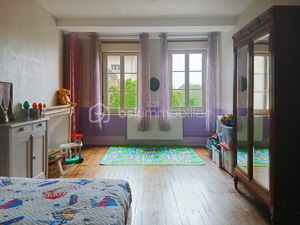SEURRE centre – Emplacement idéal, à deux pas des commodités

Laissez-vous séduire par cet appartement de caractère situé au 1er étage d’une petite copropriété.

Dès l’entrée, vous découvrirez une cuisine aménagée ainsi qu'un séjour lumineux avec parquet massif et cheminée insert, idéal pour des moments chaleureux. 

Côté nuit, l’appartement offre deux grandes chambres (16m² et 24m²) avec une belle vue sur la Saône, ainsi qu’une salle de douche et des WC indépendants.

À l’étage, un bureau vient s’ajouter, parfait pour le télétravail ou un espace détente, avec un accès au grenier offrant un fort potentiel d’aménagement selon vos envies.

Les plus de cet appartement:
- Chaudière gaz récente (gaz de ville)
- Tout-à-l’égout
- Grande cour commune
- 2 garages

Un bien plein de charme et de possibilités, idéal pour les amoureux de l’ancien !

Contactez-moi dès maintenant pour plus d’informations ou pour organiser une visite