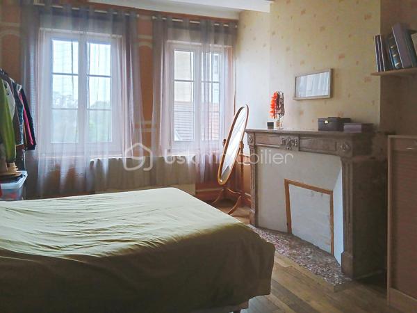 SEURRE centre – Emplacement idéal, à deux pas des commodités

Laissez-vous séduire par cet appartement de caractère situé au 1er étage d’une petite copropriété.

Dès l’entrée, vous découvrirez une cuisine aménagée ainsi qu'un séjour lumineux avec parquet massif et cheminée insert, idéal pour des moments chaleureux. 

Côté nuit, l’appartement offre deux grandes chambres (16m² et 24m²) avec une belle vue sur la Saône, ainsi qu’une salle de douche et des WC indépendants.

À l’étage, un bureau vient s’ajouter, parfait pour le télétravail ou un espace détente, avec un accès au grenier offrant un fort potentiel d’aménagement selon vos envies.

Les plus de cet appartement:
- Chaudière gaz récente (gaz de ville)
- Tout-à-l’égout
- Grande cour commune
- 2 garages

Un bien plein de charme et de possibilités, idéal pour les amoureux de l’ancien !

Contactez-moi dès maintenant pour plus d’informations ou pour organiser une visite