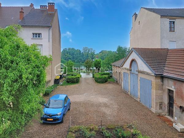 SEURRE centre – Emplacement idéal, à deux pas des commodités

Laissez-vous séduire par cet appartement de caractère situé au 1er étage d’une petite copropriété.

Dès l’entrée, vous découvrirez une cuisine aménagée ainsi qu'un séjour lumineux avec parquet massif et cheminée insert, idéal pour des moments chaleureux. 

Côté nuit, l’appartement offre deux grandes chambres (16m² et 24m²) avec une belle vue sur la Saône, ainsi qu’une salle de douche et des WC indépendants.

À l’étage, un bureau vient s’ajouter, parfait pour le télétravail ou un espace détente, avec un accès au grenier offrant un fort potentiel d’aménagement selon vos envies.

Les plus de cet appartement:
- Chaudière gaz récente (gaz de ville)
- Tout-à-l’égout
- Grande cour commune
- 2 garages

Un bien plein de charme et de possibilités, idéal pour les amoureux de l’ancien !

Contactez-moi dès maintenant pour plus d’informations ou pour organiser une visite