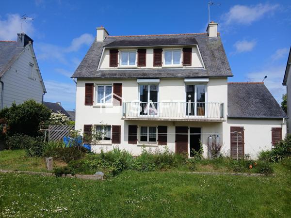 Maison familiale 4 chambres avec grands garages et beau terrain clos