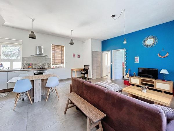 Lentilly : Paisible T2 meublé avec cuisine aménagée, terrasse et deux places de stationnement