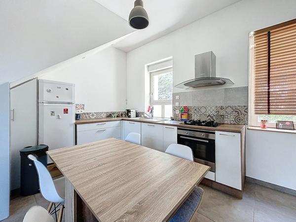 Lentilly : Paisible T2 meublé avec cuisine aménagée, terrasse et deux places de stationnement