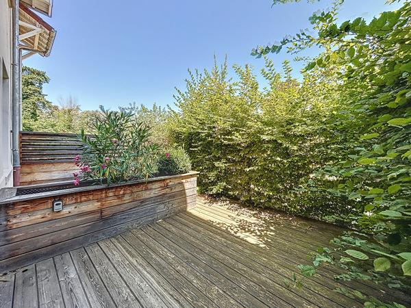 Lentilly : Paisible T2 meublé avec cuisine aménagée, terrasse et deux places de stationnement