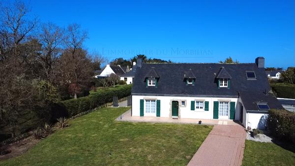 Saint-Armel (56450) Saint-Armel – Élégante maison familiale avec parc paysager et piscine.