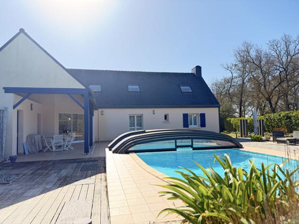 Saint-Armel (56450) Saint-Armel – Élégante maison familiale avec parc paysager et piscine.