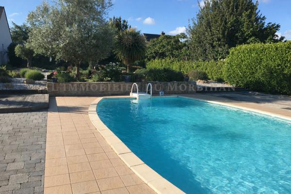 Saint-Armel (56450) Saint-Armel – Élégante maison familiale avec parc paysager et piscine.