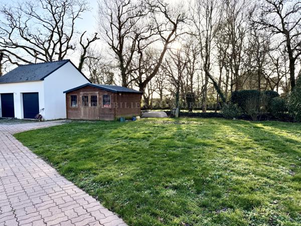 Saint-Armel (56450) Saint-Armel – Élégante maison familiale avec parc paysager et piscine.
