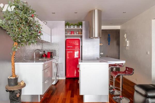 NEUILLY SUR SEINE - MARCHE SABLONS - BEAU 2 PIECES. 2ème étage.