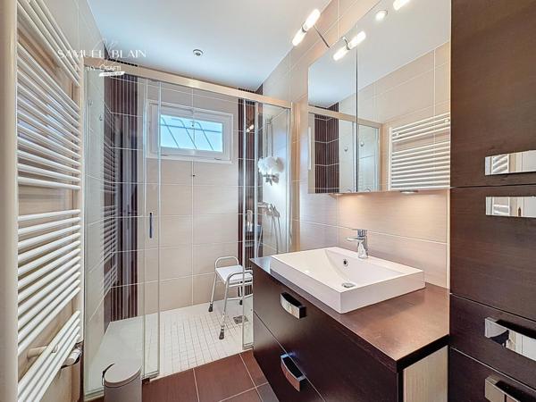 Environnement agréable, boisé, au calme, promenade.