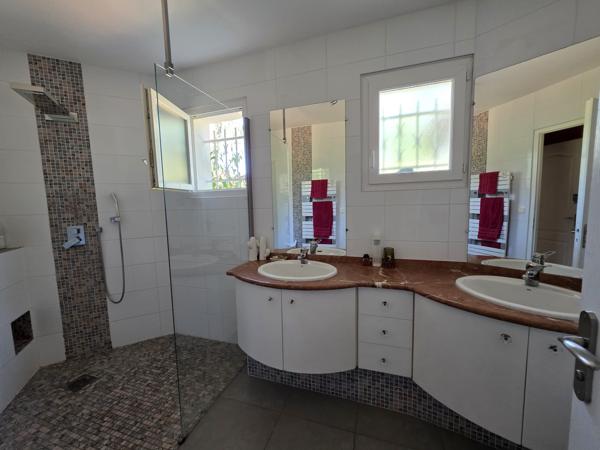 Maison
         6 pièces
        - 180 m² Bien prestige 976 000 € *
