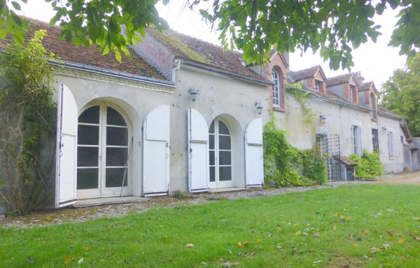 Maison ancienne sur grand terrain avec dépendance
