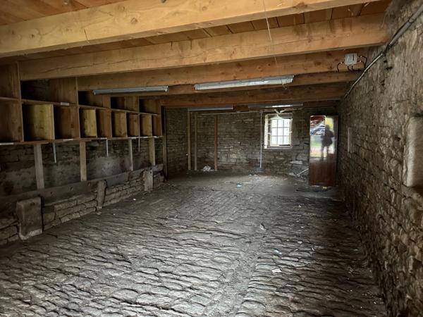 Grange avec grand jardin constructible proche de POUILLY EN AUXOIS (21)