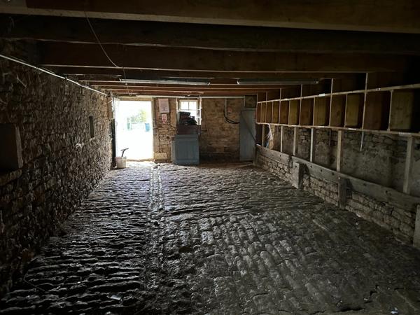 Grange avec grand jardin constructible proche de POUILLY EN AUXOIS (21)