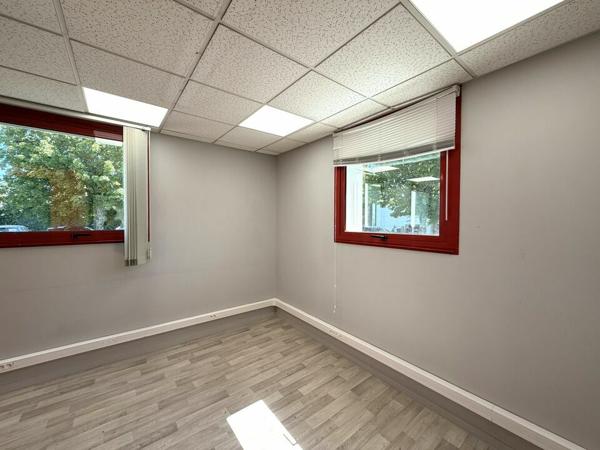 132M² LOCATION BUREAUX ENVIRONNEMENT MEDICAL GRAND LARGE POITIERS CLIMATISES