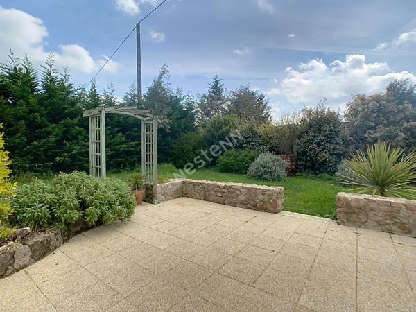 Venez découvrir cette magnifique maison en pierres apparentes, nichée dans un écrin de verdure, à seulement 5 km de l'axe Nantes-Cholet et à 5 minutes des premières commodités.vremoine 6 pièce(s) 228 m2