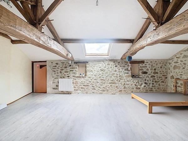 Venez découvrir cette magnifique maison en pierres apparentes, nichée dans un écrin de verdure, à seulement 5 km de l'axe Nantes-Cholet et à 5 minutes des premières commodités.vremoine 6 pièce(s) 228 m2