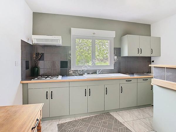 Venez découvrir cette magnifique maison en pierres apparentes, nichée dans un écrin de verdure, à seulement 5 km de l'axe Nantes-Cholet et à 5 minutes des premières commodités.vremoine 6 pièce(s) 228 m2