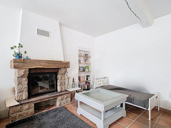 Venez découvrir cette magnifique maison en pierres apparentes, nichée dans un écrin de verdure, à seulement 5 km de l'axe Nantes-Cholet et à 5 minutes des premières commodités.vremoine 6 pièce(s) 228 m2