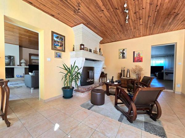 Maison en pierres 220m² piscine, atelier, chai, 11hectares