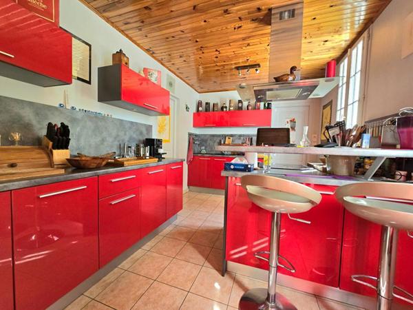 Maison en pierres 220m² piscine, atelier, chai, 11hectares