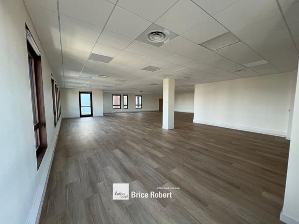 Bureaux à louer à Genas dans parc tertiaire avec services et parkings