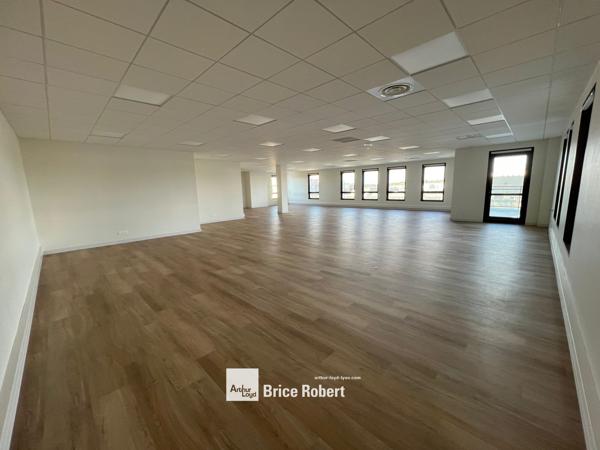 Bureaux à louer à Genas dans parc tertiaire avec services et parkings