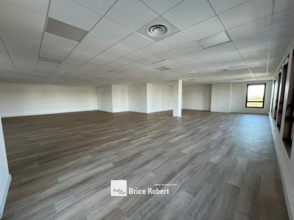 Bureaux à louer à Genas dans parc tertiaire avec services et parkings