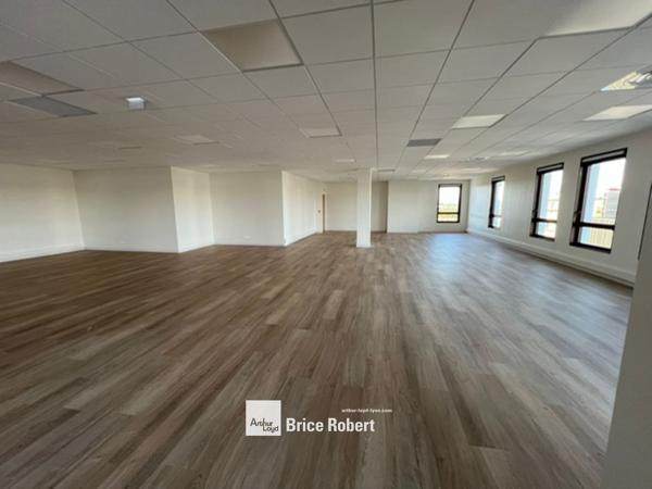 Bureaux à louer à Genas dans parc tertiaire avec services et parkings