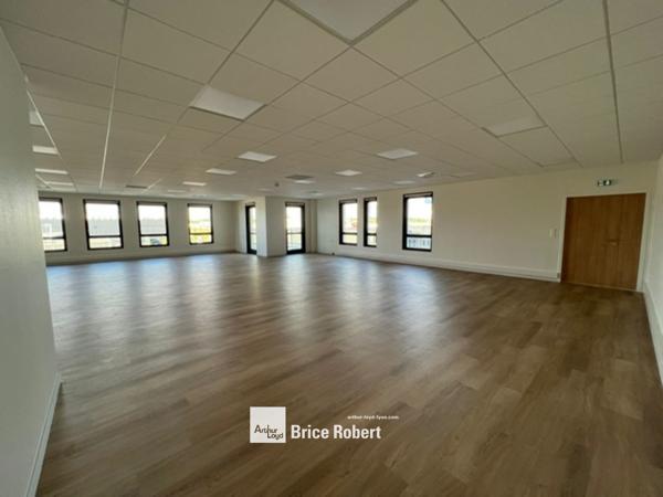 Bureaux à louer à Genas dans parc tertiaire avec services et parkings
