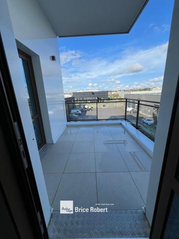 Bureaux à louer à Genas dans parc tertiaire avec services et parkings