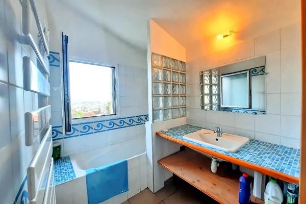 Saint-Étienne (42100) Maison mitoyenne rénovée avec 2 garages proche Chateaucreux