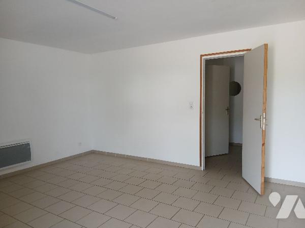 BATIMENT ET UNE PARCELLE DE TERRES