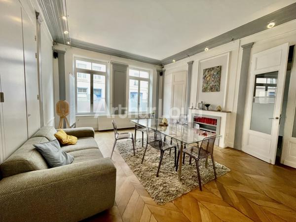 Emplacement idéal pour la vente de ses bureaux au coeur du Vieux Lille, à proximité de l'Avenue du Peuple Belge, du boulevard Carnot, de la rue de Gand et de ses restaurants, du Centre ...