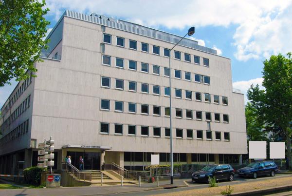 Bureaux à louer à Nanterre accès direct Paris hall rénové et transports à pied