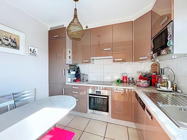 Exclusivité : Duplex de 110 m² avec terrasse, dernier étage, calme et sans vis-à-vis, en plein cœur d’Alfortville