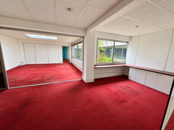 Bureaux / local commercial à vendre – Convention – Vitrine sur rue et 5 parkings