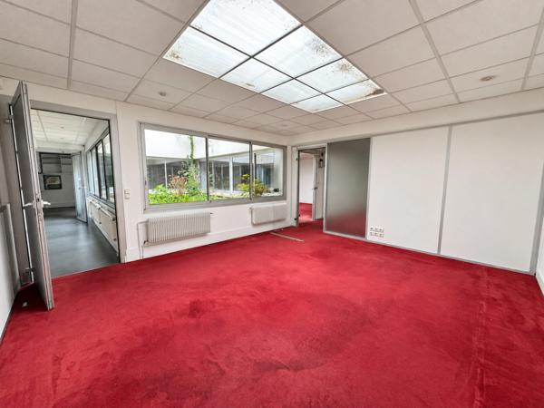 Bureaux / local commercial à vendre – Convention – Vitrine sur rue et 5 parkings