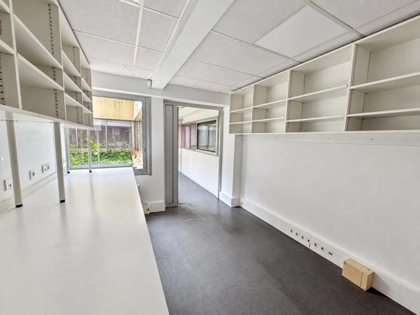 Bureaux / local commercial à vendre – Convention – Vitrine sur rue et 5 parkings